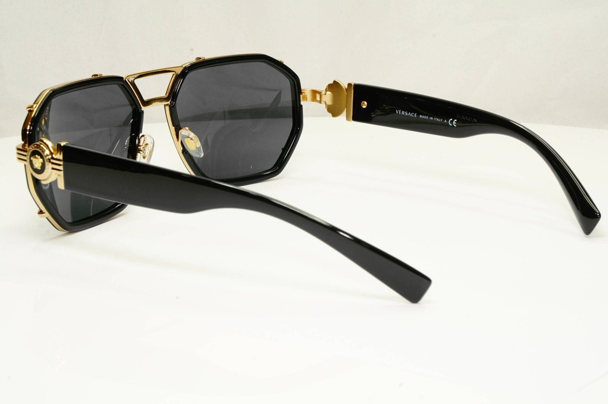 シャワーズV sa Versace Sunglasses Black Gold Medusa Angular Navigator MOD VE 2228