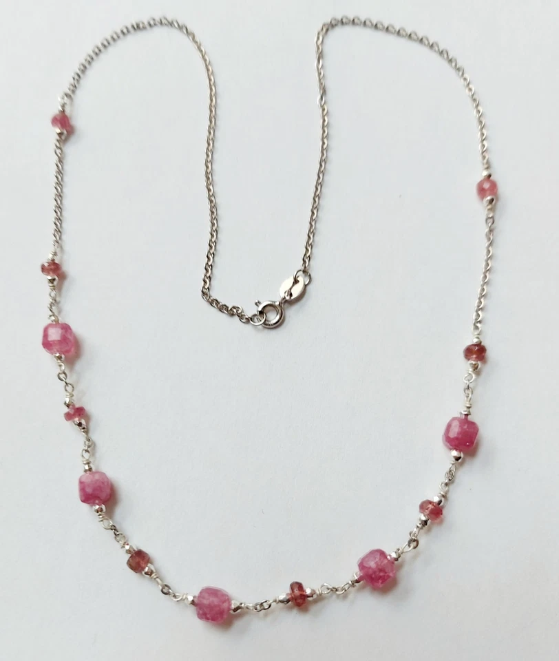 Collana in argento 925 rodiata con cubi di tormalina rosa naturale e sfaccettata - Immagine 2 di 4