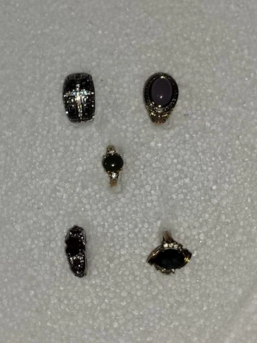 Vintage Lot Of 5 Costume Jewelry Silver Tone / Gold Tone Rings - Various Sizes