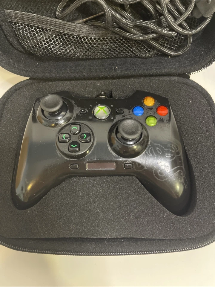 Razer Sabertooth RZ06-0089 Gaming Controller With Case and Cords - Image 2 of 2