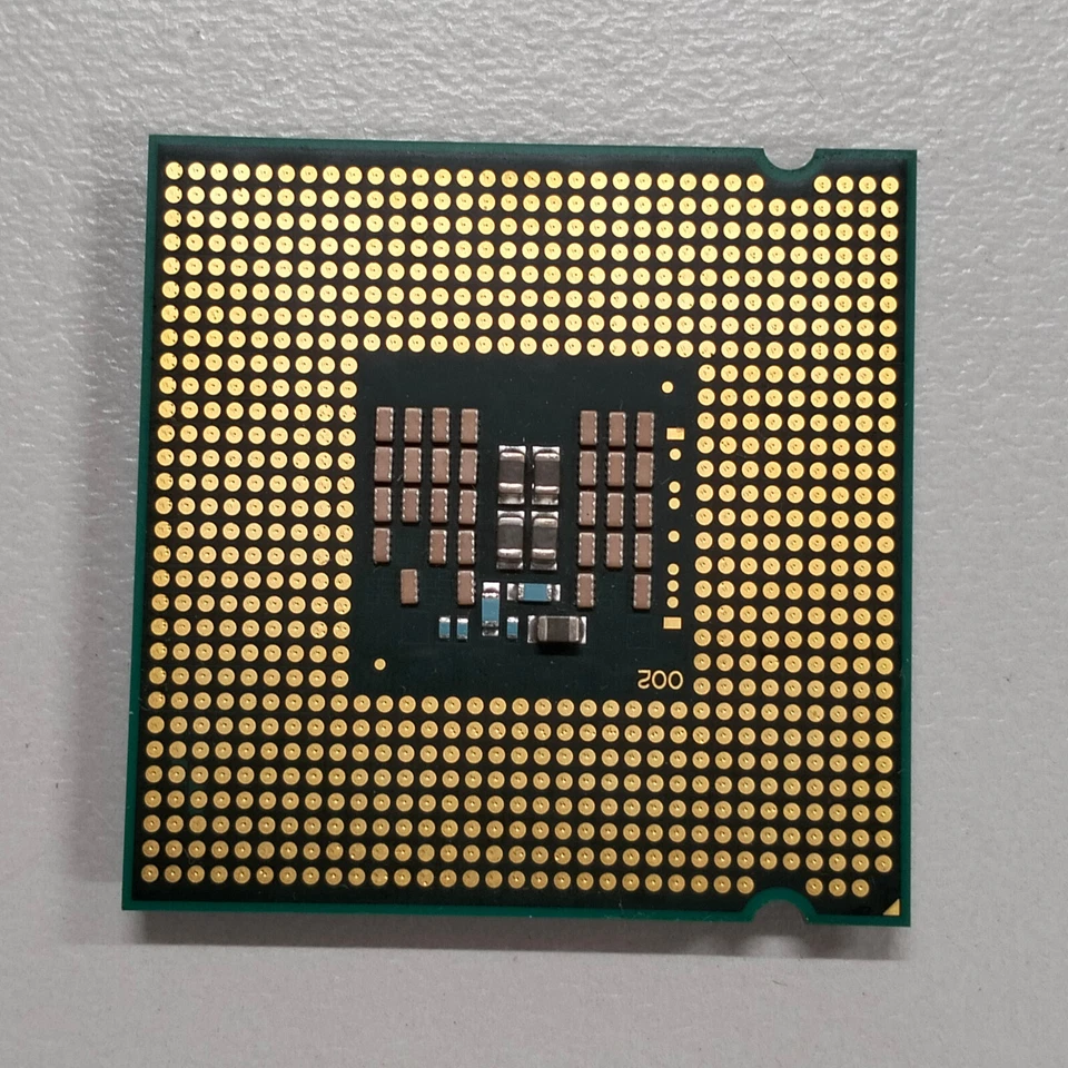 Intel Core 2 Quad Q8300 Yorkfield 32-bit LGA 775 2.5 GHz 4 core 95W CPU SLGUR - Image 3 of 4