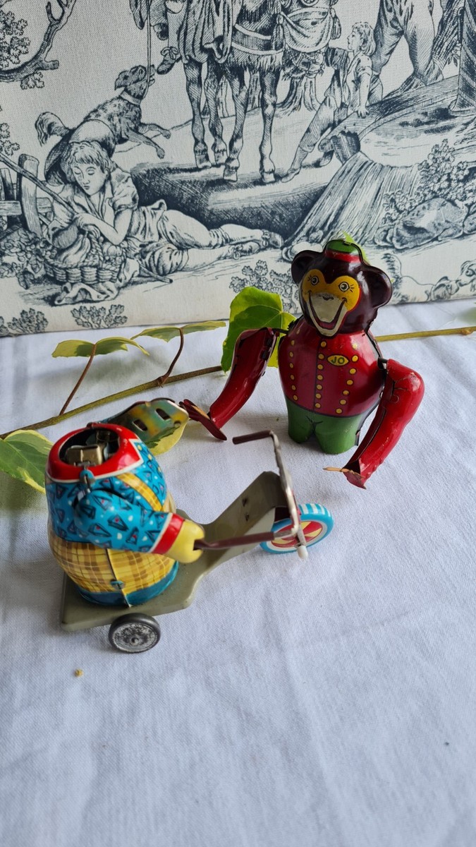 2 ANCIENS JOUETS EN TOLE SINGE JOUSTRA ET CLOWN VELO