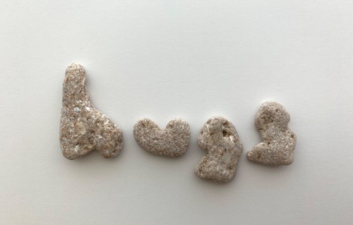 Natürliche buchstabenförmige Umarmungen Felsen Strand Stein Kiesel Handwerk Mixed Media Schild USA - Bild 2 von 9