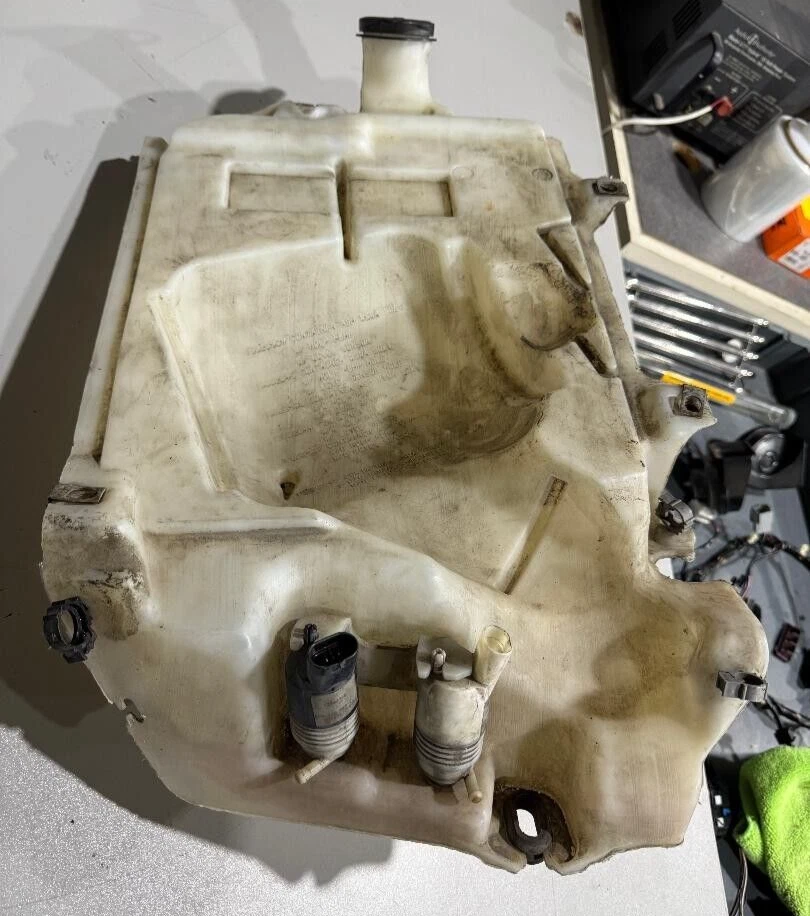 2002-2009 GMC ENVOY WINDSHEILD WASHER RESERVOIR P/N 15832643 GENUINE OEM PART - Image 2 of 4