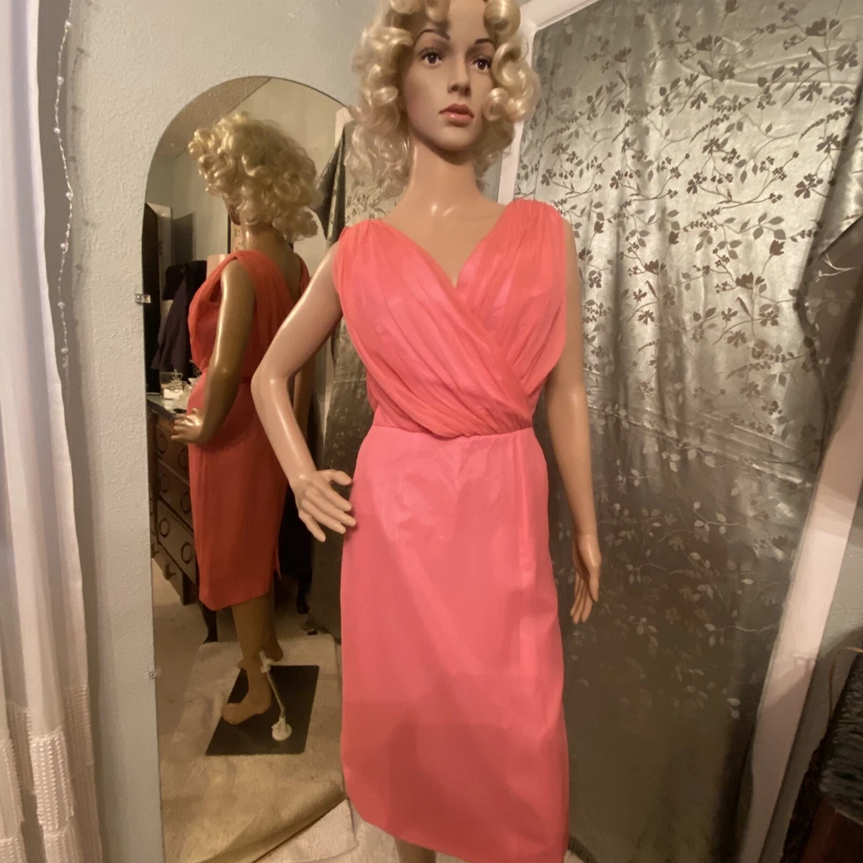 热卖 粉色 Lilli 钻石连衣裙 复古前后褶皱 绉织面料 — 第 2/4 张图片