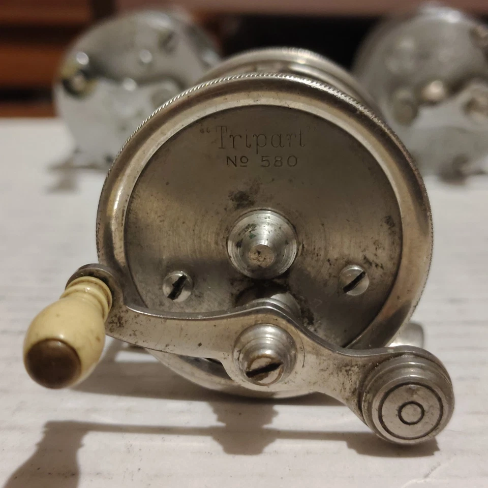 6 carretes de pesca antiguos Shakespeare Belmont Tripart almacenados en caja de madera vintage Foto 4 de 4