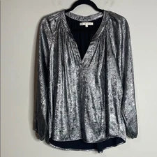 XiRENA Women’s Farrah Metallic Silver Split Neck Top Size Medium