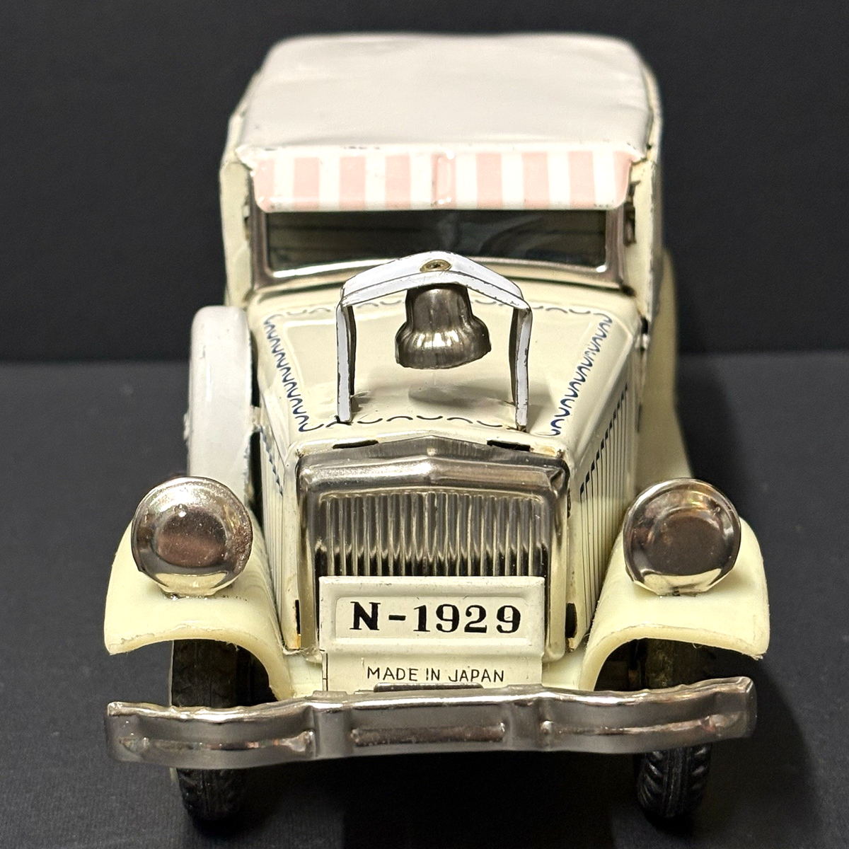 萬代屋【クライスラー バリアント セダン白】ブリキtin toy car【箱無】 Tin Friction Ice Cream Truck 1929 Cadillac Vintage 1950's Japan
