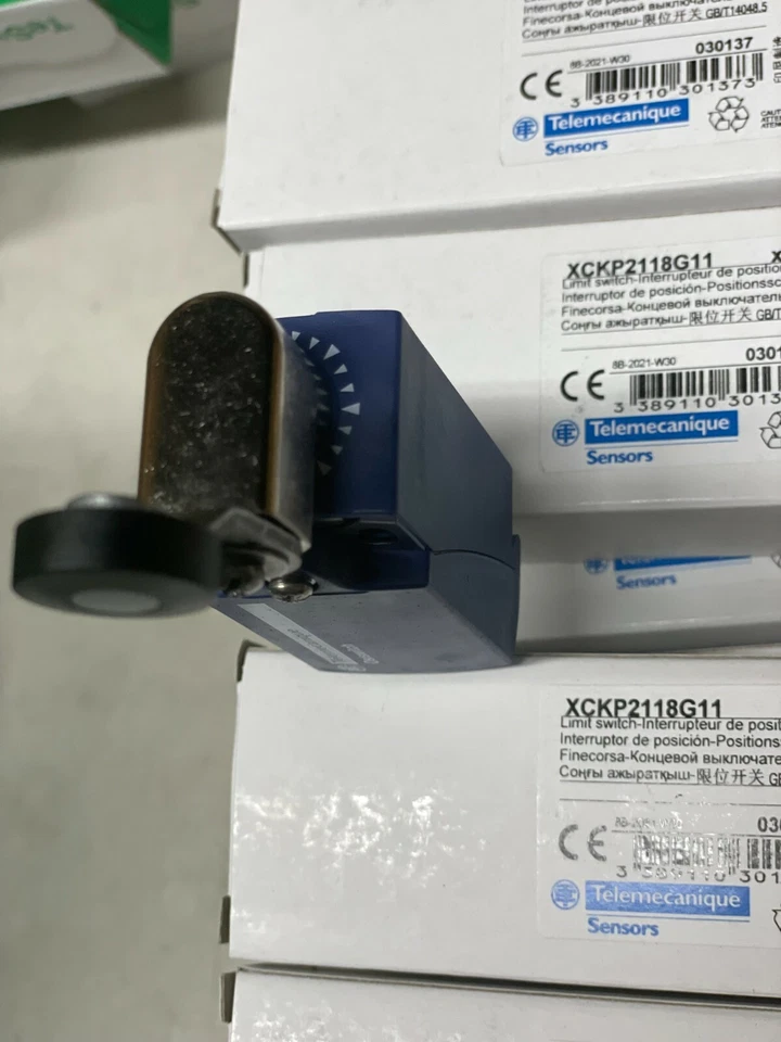 Interruptor de límite XCKP2118G11 XCKP - palanca de rodillo termoplástico - 1NC+1NO - NUEVO Foto 3 de 4