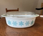 Pyrex 045 Snowflake Casserole Dish #25 with Clear Lid 2.5 Quart USA