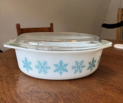 Pyrex 045 Snowflake Casserole Dish #25 with Clear Lid 2.5 Quart USA