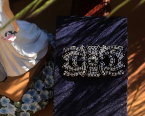 Broche Vintage Style Art Déco Argentée Strass Blanc - Création Neuve QD11