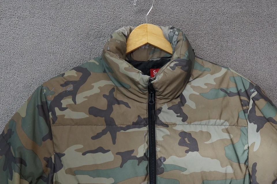 Chaqueta acolchada Supreme Camouflage Duck Down para hombre talla pequeña Foto 2 de 4
