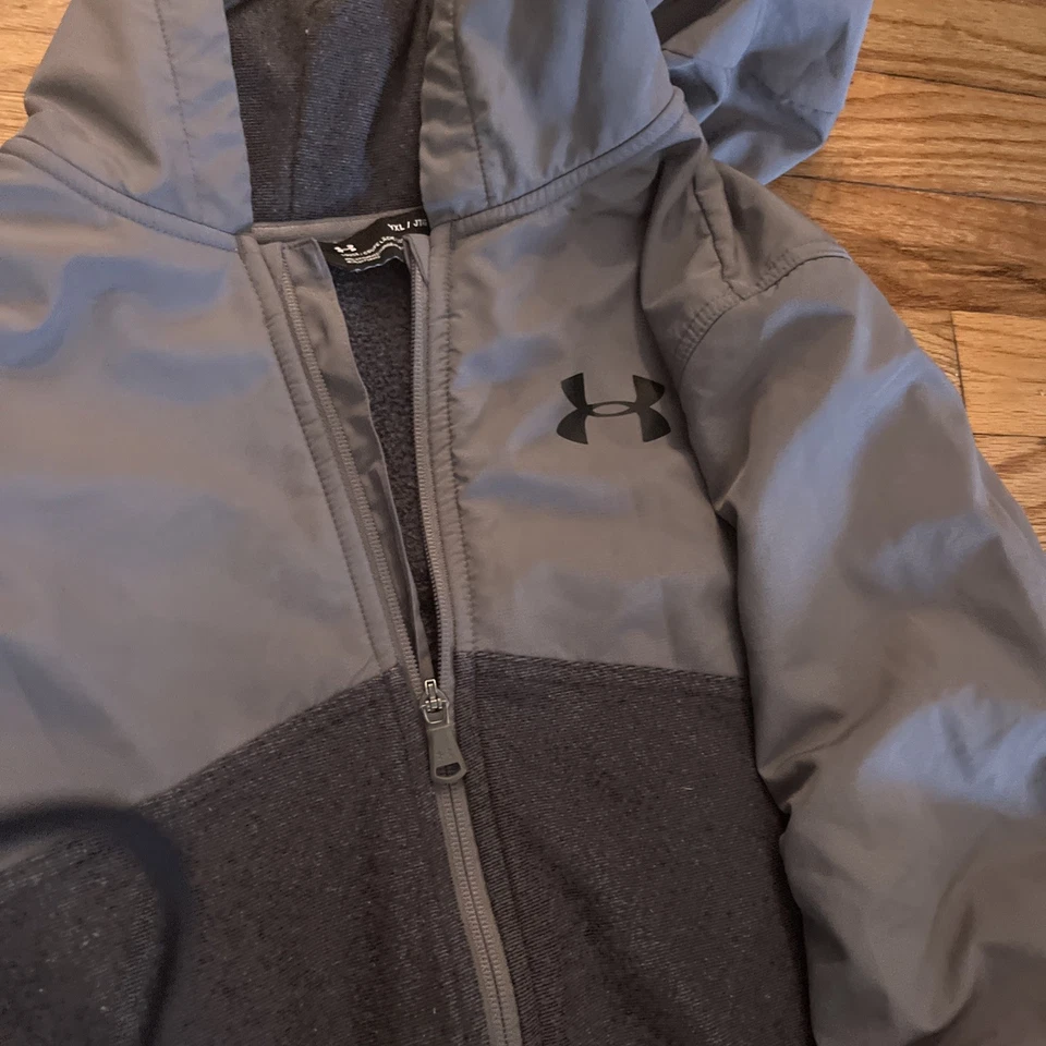 BOYS UNDER ARMOUR SIZE YXL  YLG CAMO  PULLOVER HOODIE  Gray Jacket And T Shirt - Image 4 of 4