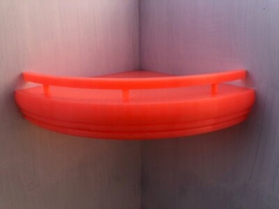 Kleines Eckregal mit Schiene orange
