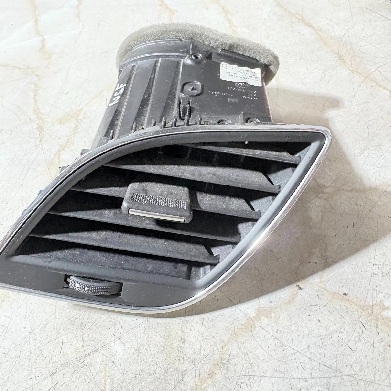 SEAT Leon FR passenger dashboard heater vent second reference view