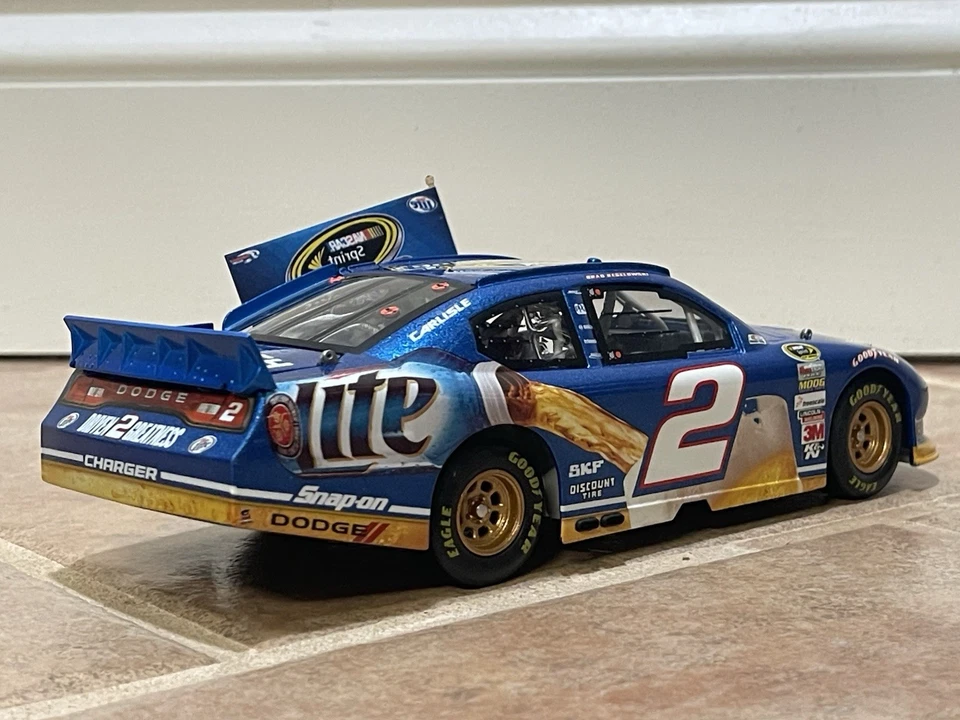 Brad Keselowski NASCAR 2012 campeón campeón bandera exhibición 1:24 sin auto incluido Foto 2 de 4