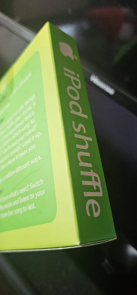 Apple Pod Shuffle 1st Generation 512MB White MP3 Player - New Sealed Box Vintage - Image 2 of 4