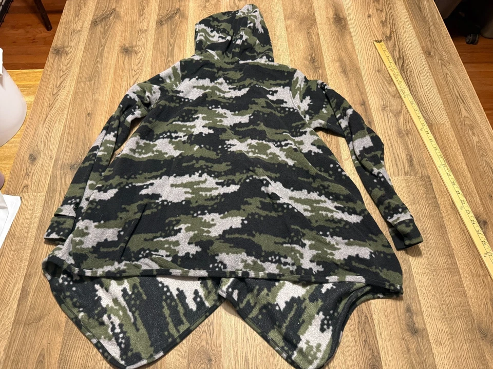 Cuddl Duds Shawl Women's Size S/M, Green Black, Long Sleeve Camouflage - Image 2 of 4