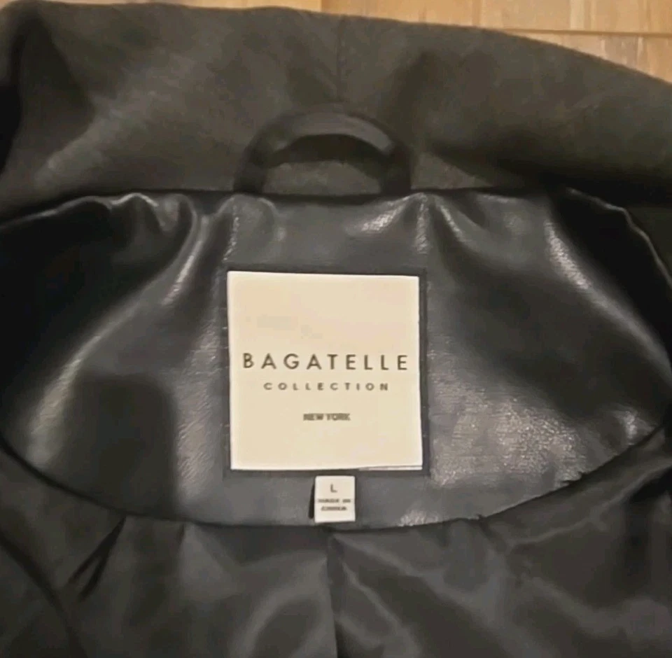 Женская куртка Bagatelle Collection большая серая драпированная с открытым передом искусственная кожа - Изображение 4 из 4