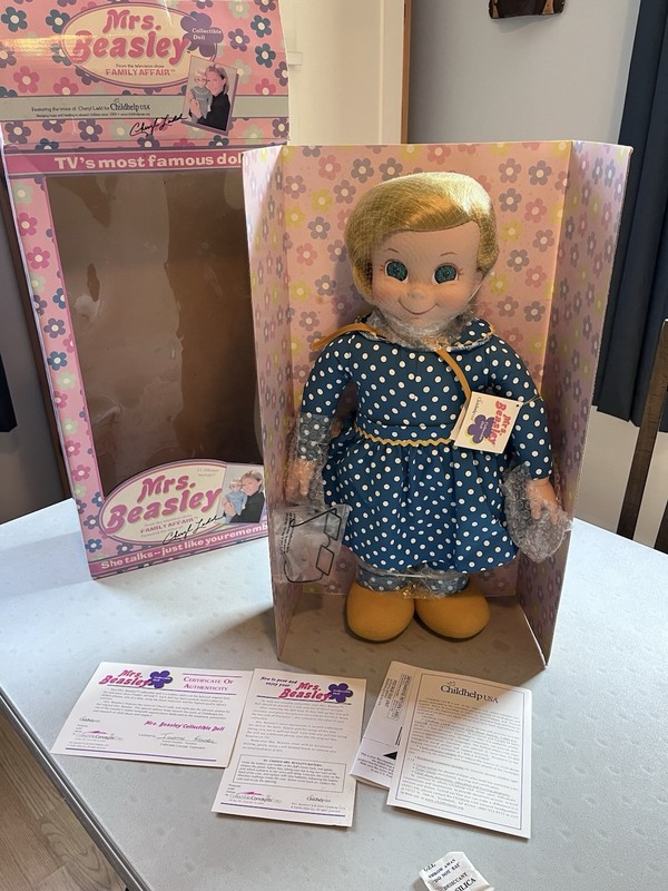 Mrs. Beasley Family Affair Collectible Doll 2000 w/ glasses & COA 20" NIB