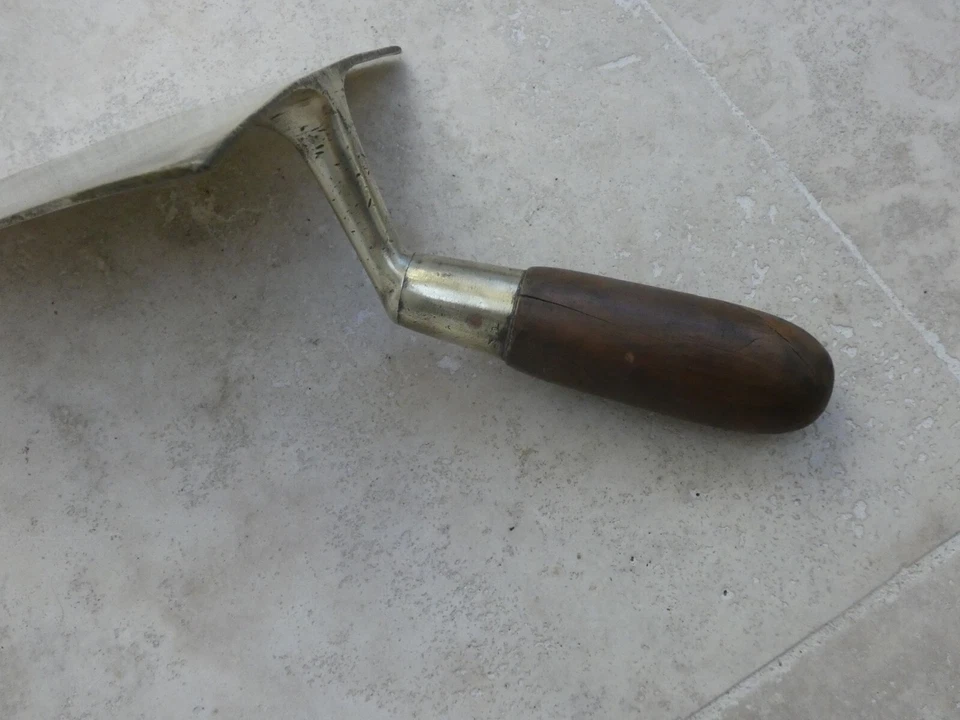 Grande truelle en laiton, outil ancien de plâtrier - Photo 4/4
