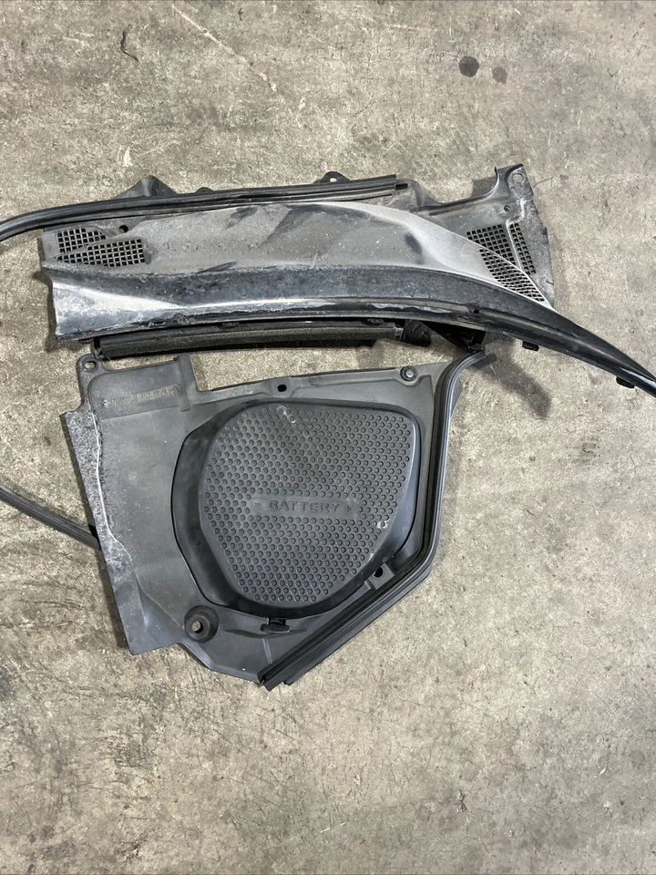 05 08 CUBIERTA BATERÍA NISSAN 350Z NEGRA Foto 2 de 3