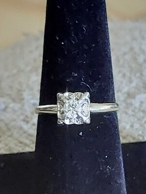 14KT YELLOW GOLD DIAMOND RING W/ 5 FIRE CREST NATURAL SPARKLING DIAMONDS 7 1/2