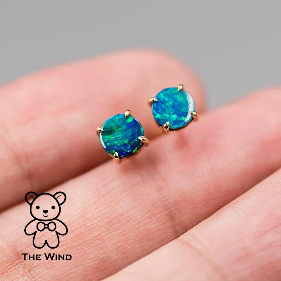 Aretes redondos minimalistas brillantes australianos de ópalo doblete de oro amarillo de 14K Foto 4 de 4