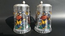 Zwei Glaskr&uuml;ge mit Motiv und Zinndeckel