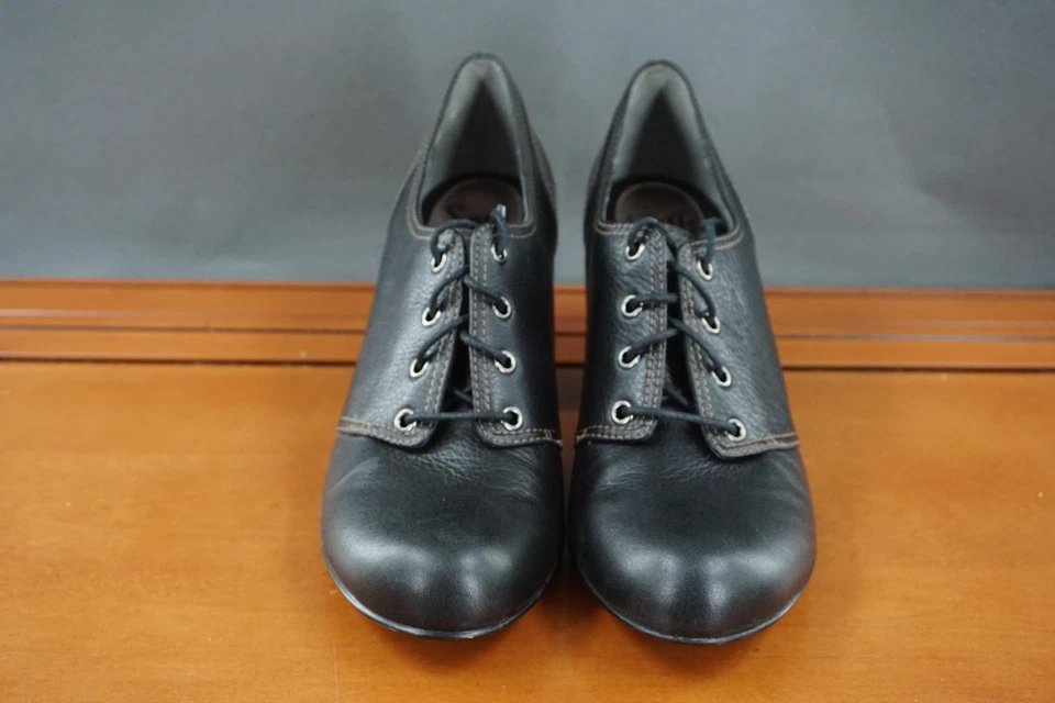 Zapatos de salón Sofft para mujer 9,5 EE. UU. negros cuero Oxford tacones con cordones botines Foto 2 de 4