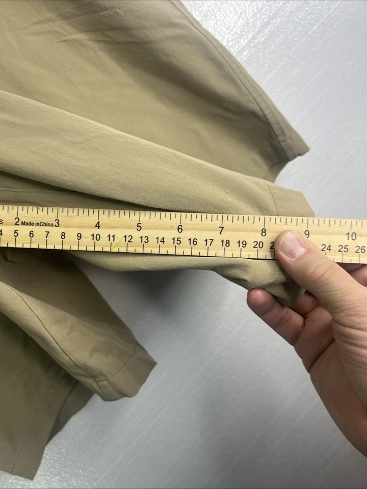 Pantalones cortos de golf Under Armour para hombre que absorben la humedad talla 32 9” entrepierna beige Foto 3 de 4