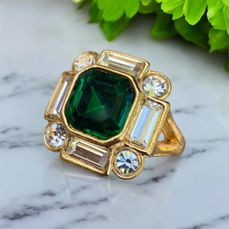 Винтажное коктейльное кольцо Avon — смелое сокровище — искусственный изумруд — размер 8 - Изображение 2 из 4