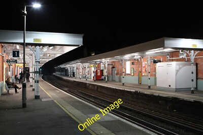 Foto 12x8 Carshalton Station Passagiere warten auf einen späten Zug nach Victoria c2013