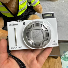 Nikon Coolpix S8200 White Near Mint Complete Starter Package
