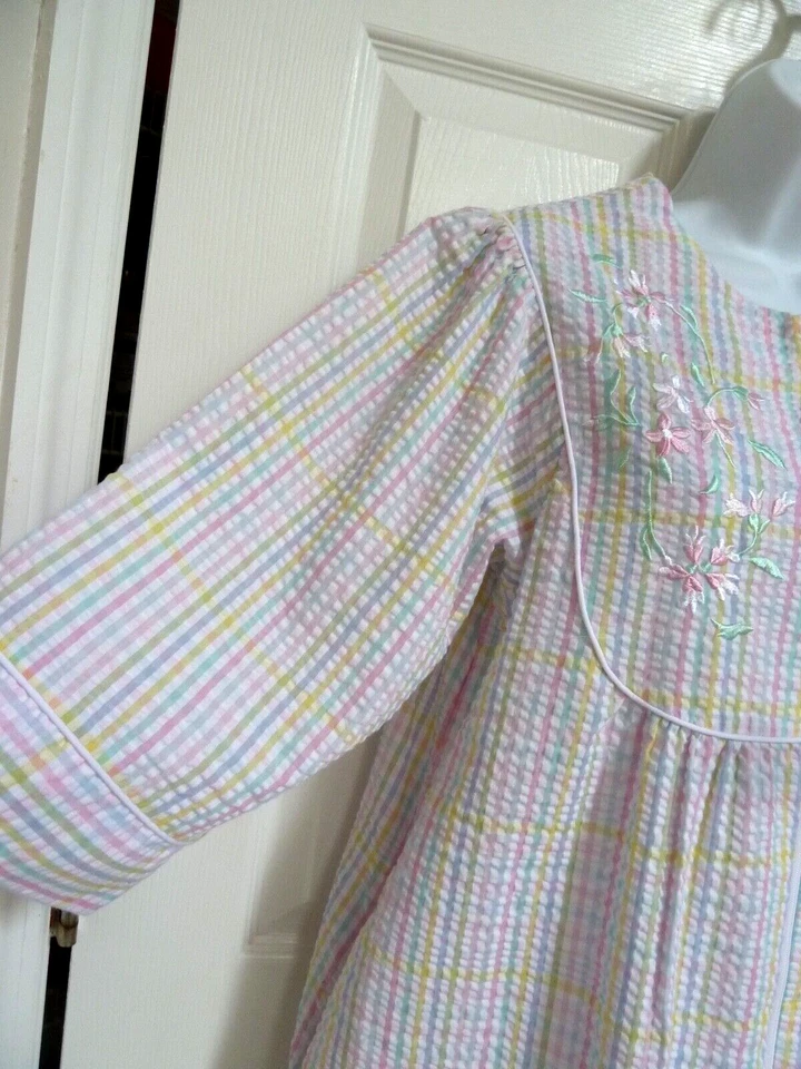 ¡¡NUEVO!! MISS ELAINE S Pet Pequeño Seersucker Bordado Cremallera Casa Abrigo Bata Midi Foto 3 de 4