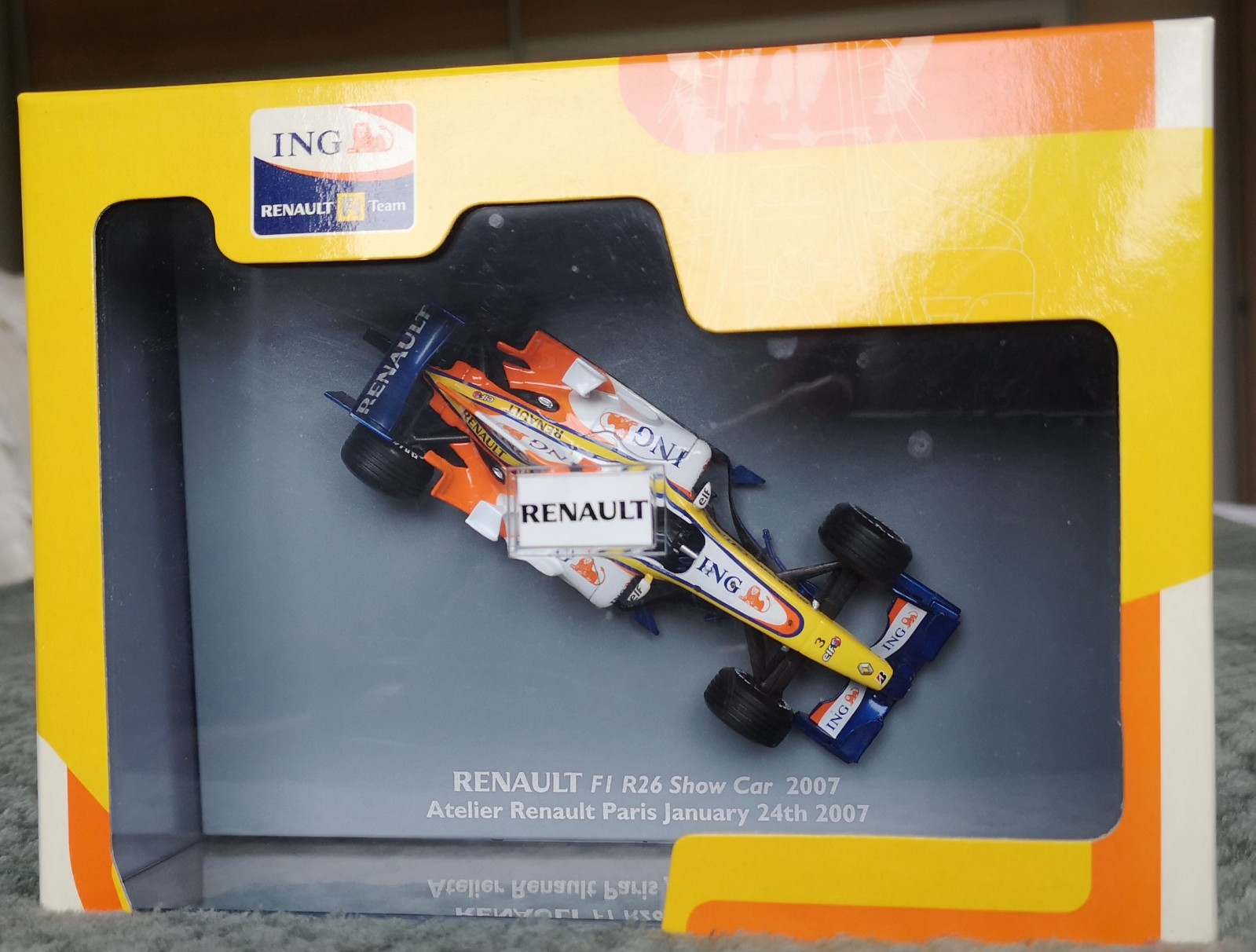 F1 Renault R26 2007 miniature de l'Atelier Paris idéale pour décorer un bureau