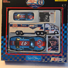 Racing Champions 1:64 Richard Petty 1992 43 STP Car  Transporter NASCAR