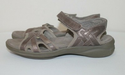 clarks in motion sandals