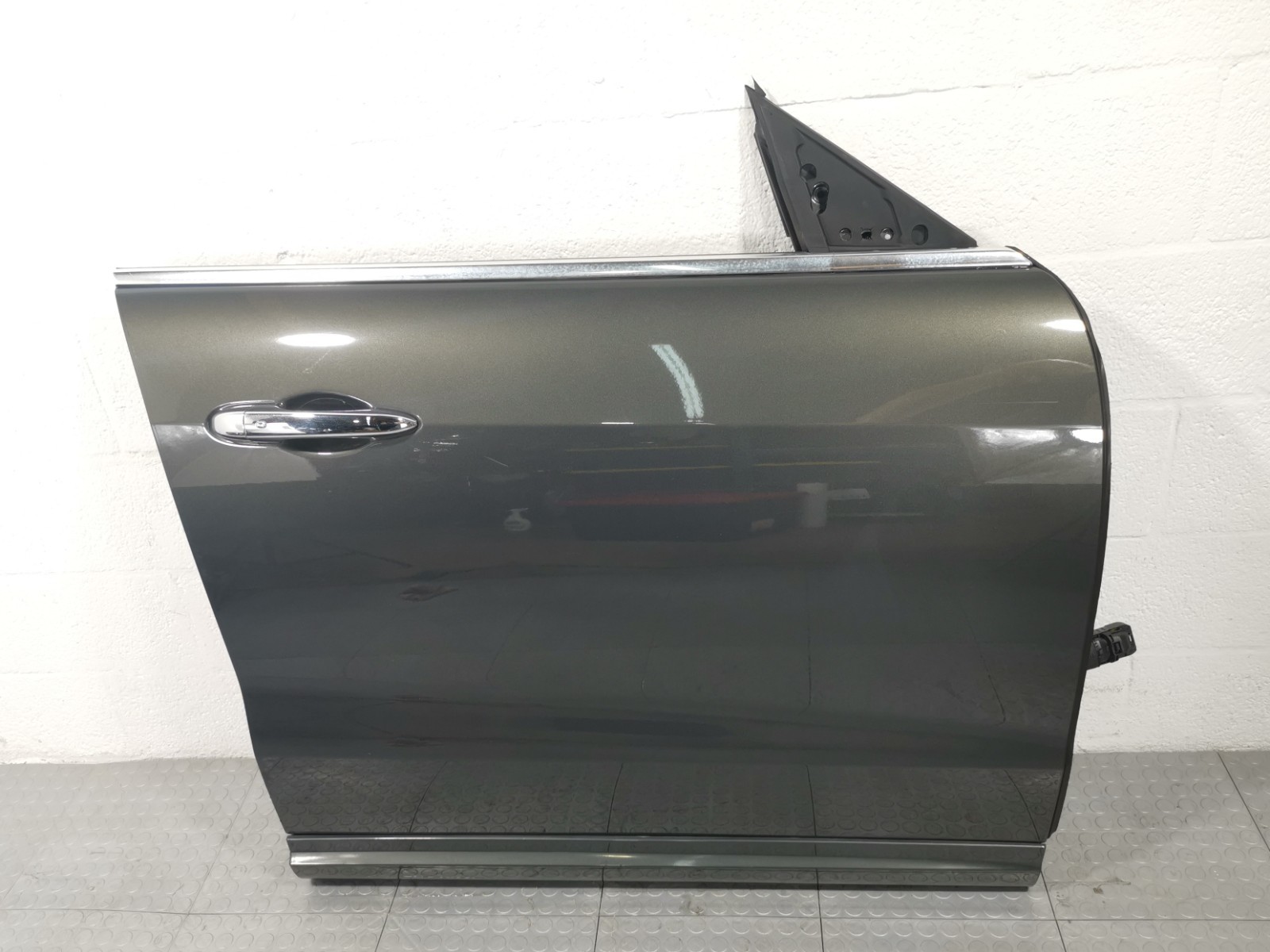 Maserati Levante 2017 AWD AUTO 3.0L Front Right Door Shell Grey Color HP29050A