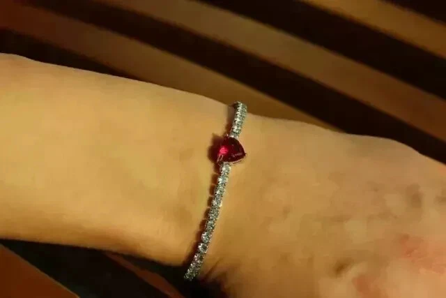 Brazalete de tenis para mujer de rubí creado en laboratorio con corte de corazón de 7 quilates enchapado en oro blanco de 14 k Foto 4 de 4