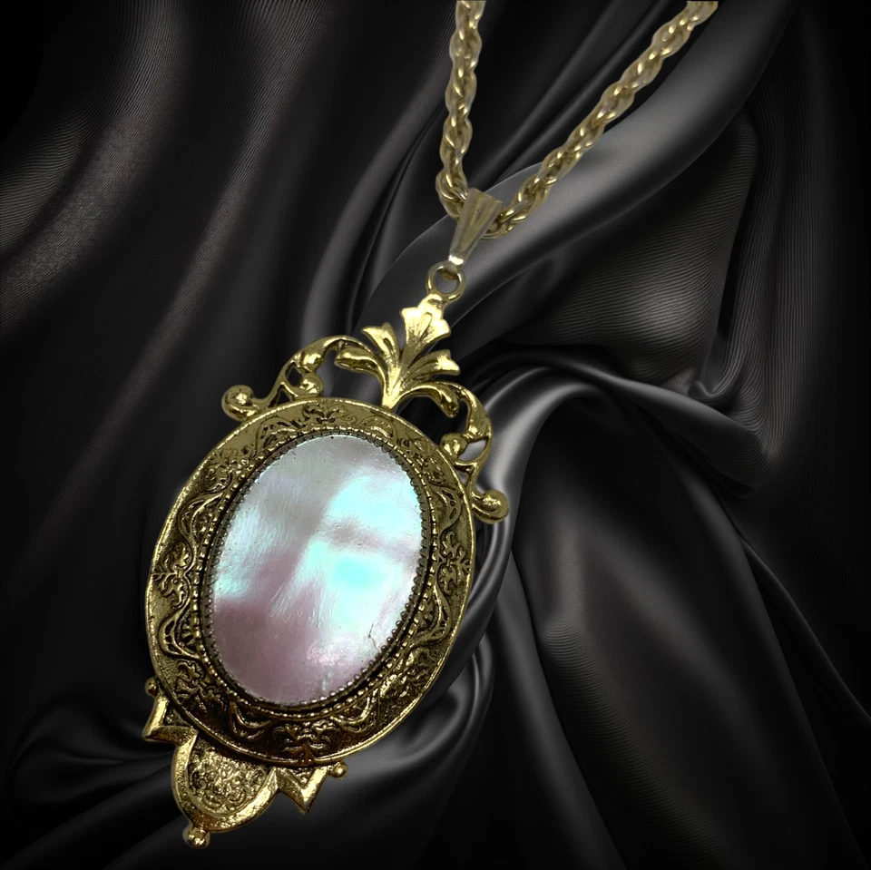 Colar pingente vintage 1960 Whiting & Davis madrepérola esfregão retrato moldura - Imagem 3 de 4