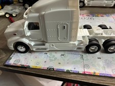 1/32 ERTL NEW WHITE  PETERBILT 579 DAY CAB SE...