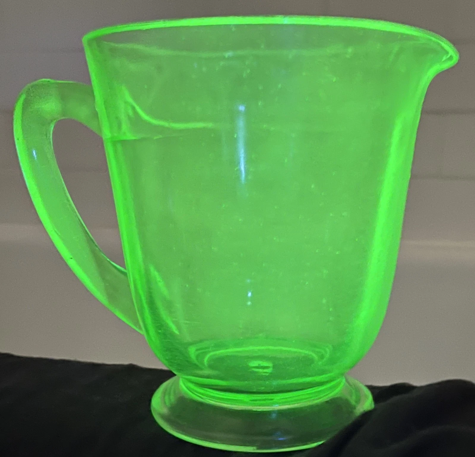 Vintage Large Green Uranium Vaseline Glass Footed Measuring Cup 4 Cup 32 Oz