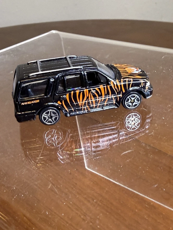 MotorMax (6044) Lincoln Navigator 1/64 Diecast Negro con Orange Tiger Tampo Foto 3 de 4