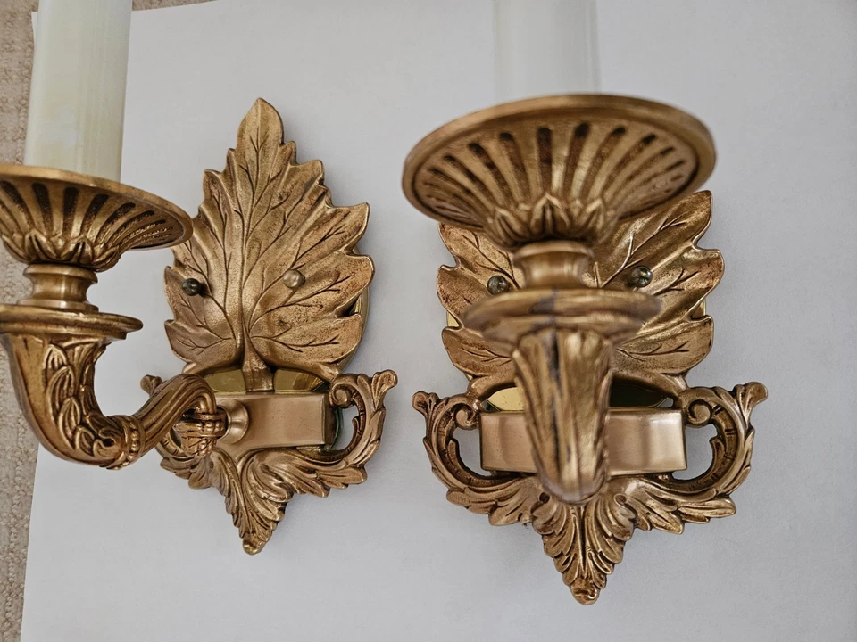 par de apliques de pared de latón antiguo con motivo de hoja Foto 4 de 4