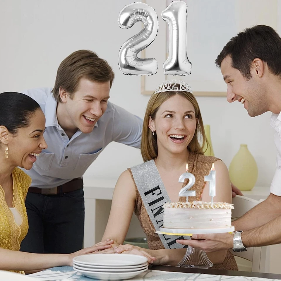 Decoraciones de cumpleaños 21 para su tiara plateada faja adorno de pastel y globos Foto 4 de 4