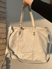 Borsa Patrizia Pepe pelle color crema con borchie + nappina | Elegante e di tend