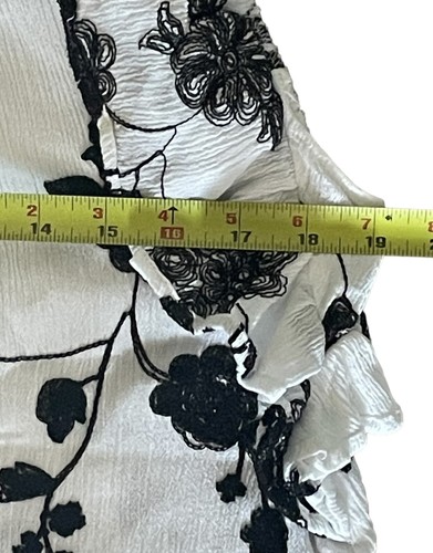 Liv Los Angeles Blouse Womens Medium White Black Floral Boho Embroidered Ruffle - Picture 7 of 11
