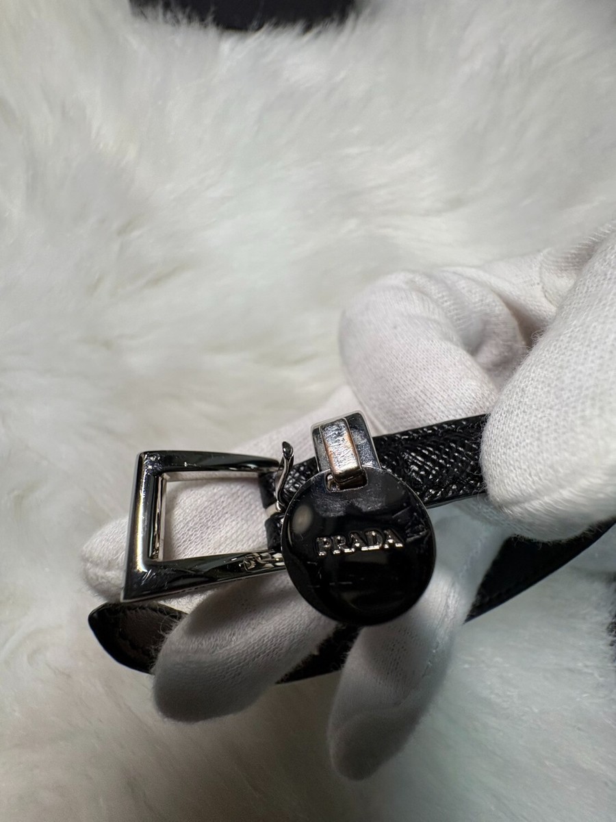 ブレスレット PRADA SAFFIANO LEATHER BRACELET WITH LOGO CHARM Black Saffiano leather bracelet | PRADA